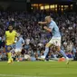 Penyerang Manchester City, Erling Haaland saat mencetak gol ke gawang Nottingham Forest pada pertandingan lanjutan Liga Inggris di Stadion Etihad di Manchester, Inggris, Kamis (1/9/2022).  Haaland mencetak hattrick dan Manchester City menang besar atas Nottingham Forest 6-0. (AP Photo/Dave Thompson)