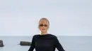 Nicole Kidman tampil sleek dalam gaun hitam panjang berpotongan clean, menghadirkan aura elegan minimal yang timeless.