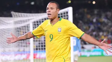 Selebrasi striker Brasil, Luis Fabiano, setelah mencetak gol pertama ke gawang Italia dalam laga lanjutan penyisihan Grup B Piala Konfederasi 2009 di Loftus Versfeld Stadium, Pretoria, 21 Juni 2009. AFP PHOTO/VINCENZO PINTO