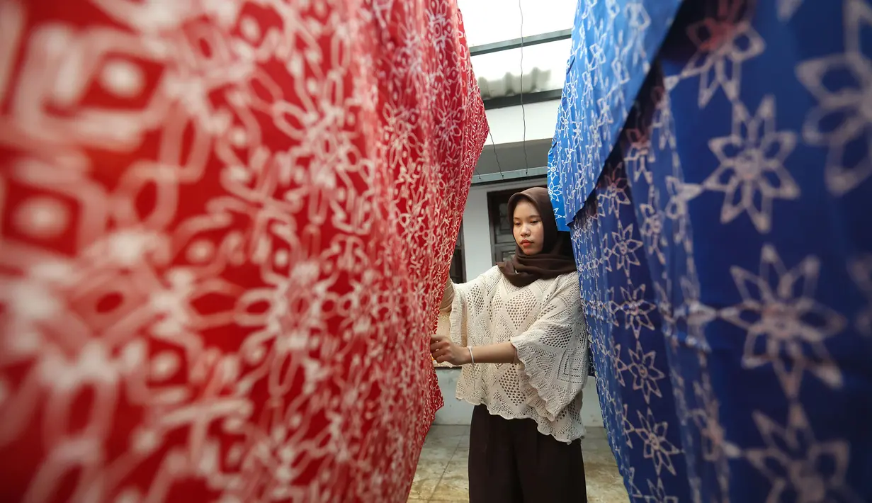 Tidak hanya itu, Rumah Batik Palbatu juga memberdayakan dan melibatkan mitra yaitu teman-teman disabilitas dan juga pejuang kanker. (Kapanlagi.com/Budy Santoso)