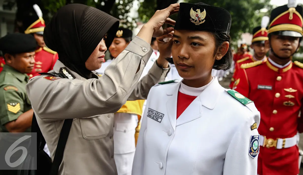 Anggota Paskibraka 2016  bersiap jelang gladi bersih Upacara HUT ke-71 Kemerdekaan RI di Istana Merdeka, Jakarta, Senin (15/8). (Liputan6.com/Faizal Fanani)