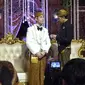 Presiden Jokowi (kanan) terlihat berbincang dengan putra sulungnya, Gibran Rakabuming Raka disela acara resepsi di Graha Saba Buana, Sumber, Solo, Kamis (11/6/2015). (Liputan6.com/Herman Zakharia) 