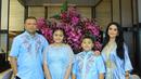 <p>Salah satu baju seragam Lebaran keluarga Krisdayanti dan Raul Lemos dalam rona biru yang meneduhkan. Lewat kaftan dan koko yang dibuat khusus dari Inne Collection. (Foto: Instagram @krisdayantilemos)</p>
