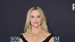Reese Witherspoon berpose saat menghadiri pemutaran perdana film "Something From Tiffany's" di Los Angeles di AMC Century City 15 di Century City, California pada 29 November 2022. Rambut pirangnya dibelah tengah dan diselipkan ke belakang telinganya di satu sisi. (Amy Sussman/Getty Images/AFP)