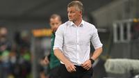 Pelatih Manchester United, Ole Gunnar Solskjaer, memperhatikan pemainnya saat menghadapi Copenhagen pada laga perempat final Liga Europa di RheinEnergie Stadion, Jerman, Selasa (11/8/2020) dini hari WIB. Manchester United menang 1-0 atas Copenhagen. (AFP/Sascha Steinbach/pool)