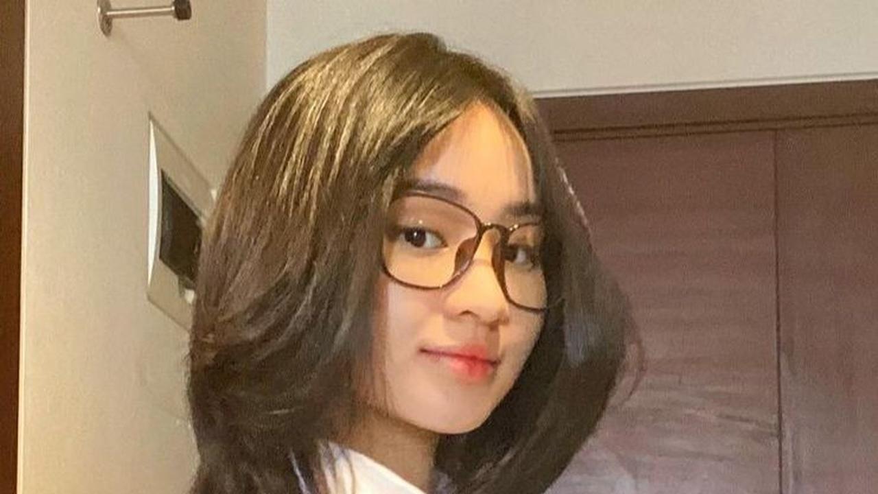 Wanita asal Surabaya ini dikenal sebagai sosok yang kocak, polos dan bicaranya yang ceplas-ceplos.