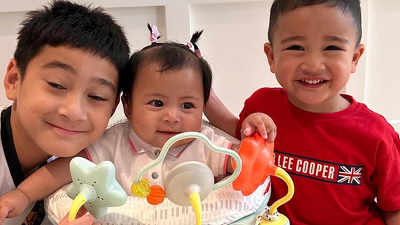 Cantiknya Baby Lily Anak Angkat Raffi Ahmad & Nagita Slavina, Sang Kakak Tak Henti Beri Ciuman