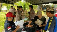 Dapur lapangan yang didirikan Brimob Polda Sulut untuk membantu warga yang terdampak banjir di Kota Manado.