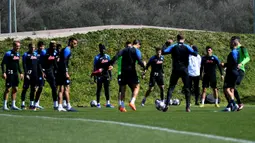 Para pemain Napoli menjalani sesi latihan di pusat latihan SSC Napoli, Castel Volturno, Naples, Italia, 14 Maret 2023. Napoli akan menghadapi Eintracht Frankfurt pada pertandingan sepak bola leg kedua babak 16 besar Liga Champions. (Tiziana FABI/AFP)