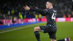 Pemain Manchester City, Phil Foden, melakukan selebrasi menembak setelah mencetak gol ke gawang Brighton & Hove Albion  dalam duel tunda pekan ke-29 Liga Inggris 2024, Jumat (26/4/2024). Salah satu pemain yang paling cemerlang adalah Phil Foden dengan memborong dua gol. (AP Photo/Kin Cheung)