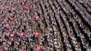 Pelajar dan Mahasiswa merayakan Hari Valentine dengan menggelar tari massal bertajuk "One Billion Rising" di Manila, Filipina, Selasa (14/2). Kegiatan tersebut sebagai kampanye 'Tolak Kekerasan Terhadap Perempuan dan Anak'. (AP Photo / Bullit Marquez) 