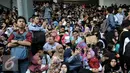 Ribuan para pencari kerja menunggu untuk masuk ke arena Job Fair 2015 di Stadion Utama GBK, Jakarta, Selasa (11/8/2015). Ratusan posisi dan ribuan lowongan kerja yang akan digelar hingga 12 Agustus 2015. (Liputan6.com/Johan Tallo)