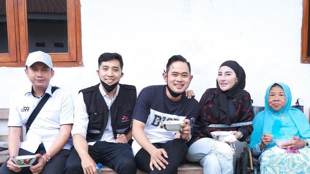 Ditelantarkan ke Panti Jompo, Ini 6 Momen Gilang Widya Crazy Rich Malang Jenguk Ibu Trimah yang Viral