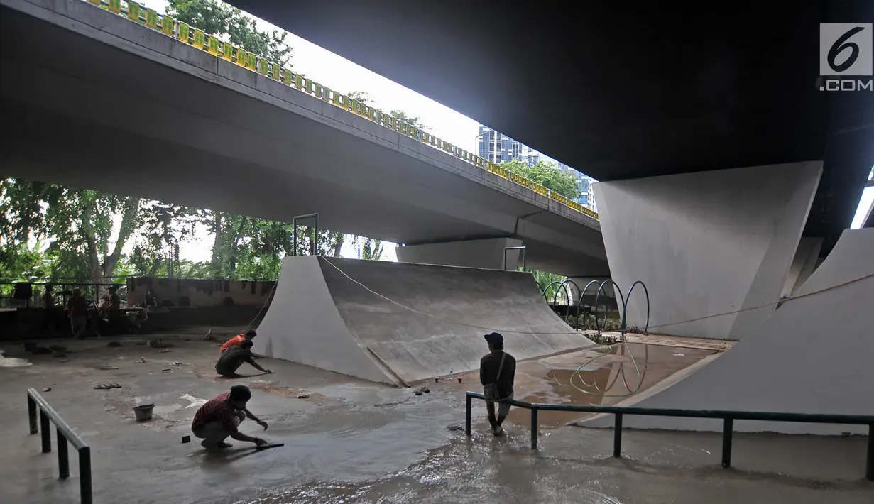 Suasana arena papan seluncur atau skate park dan lintasan sepeda BMX di kolong Flyover Slipi, Jakarta, Kamis (13/12). Pemprov DKI Jakarta melalui Suku Dinas Kehutanan membangun skate park. (Merdeka.com/Iqbal S. Nugroho)