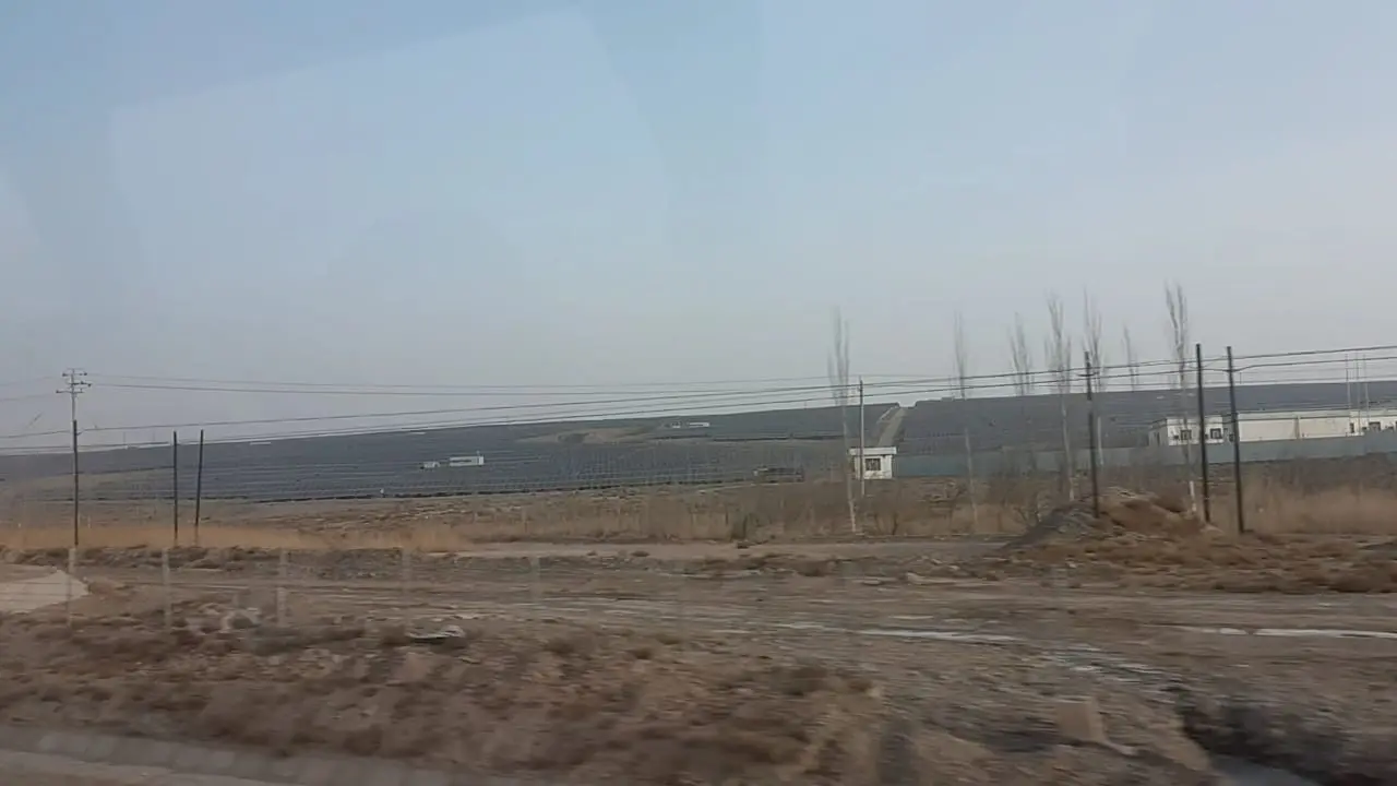 (Di ufuk) Pembangkit listrik panel surya di Turugart, Wuqia County, Prefektur Otonomi Kizilsu Kirgiz, Wilayah Otonomi Xinjiang-Uighur (Rizki Akbar Hasan / Liputan6.com)