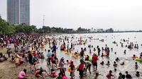 Pantai Ancol dipadati wisatawan