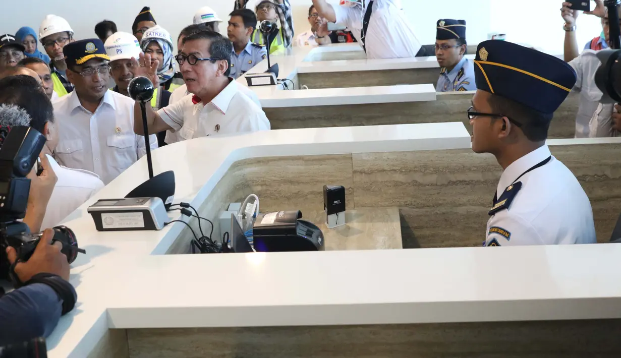Menkumham Yasonna H Laoly dan Menhub Budi Karya Sumadi saat meninjau kesiapan petugas imigrasi Bandara Internasional Yogyakarta, Kulon Progo, DI Yogyakarta, Rabu (24/4). Rencananya khusus penerbangan internasional, bandara ini mulai beroperasi, 29 April mendatang. (Liputan6.com/Helmi Fithriansyah)