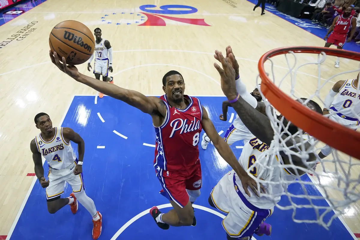 Pemain Sixers De'Anthony Melton memasukkan bola ke ring saat melawan Lakers di lanjutan NBA 2022/2023