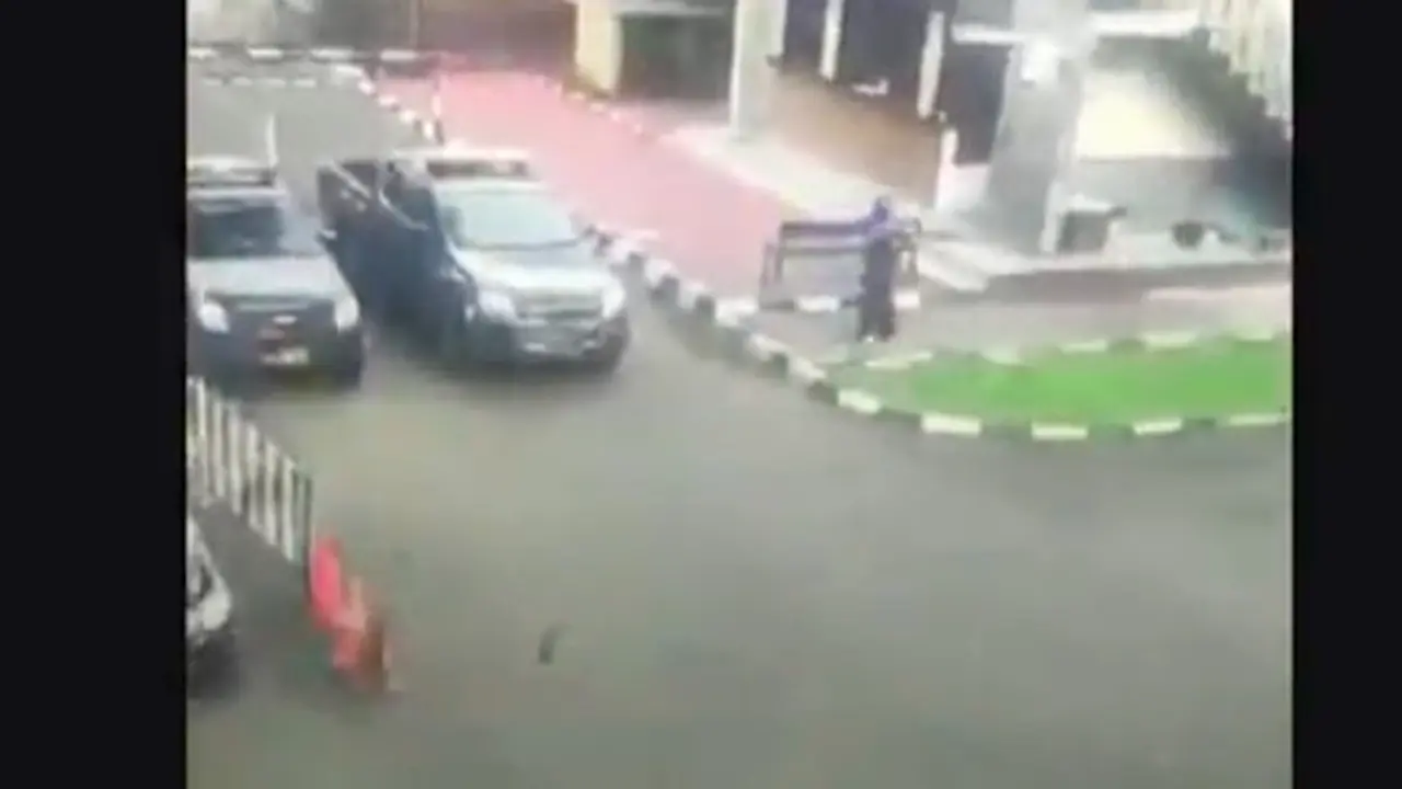 Sosok yang menodongkan senjata ke arah petugas polisi di Mabes Polri. (Istimewa)
