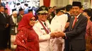 Presiden Joko Widodo memberi selamat kepada Gubernur Jambi definitif sisa masa jabatan 2016-2021, Fachrori Umar usai pelantikan di Istana Negara, Jakarta, Rabu (13/2). (Liputan6.com/Angga Yuniar)