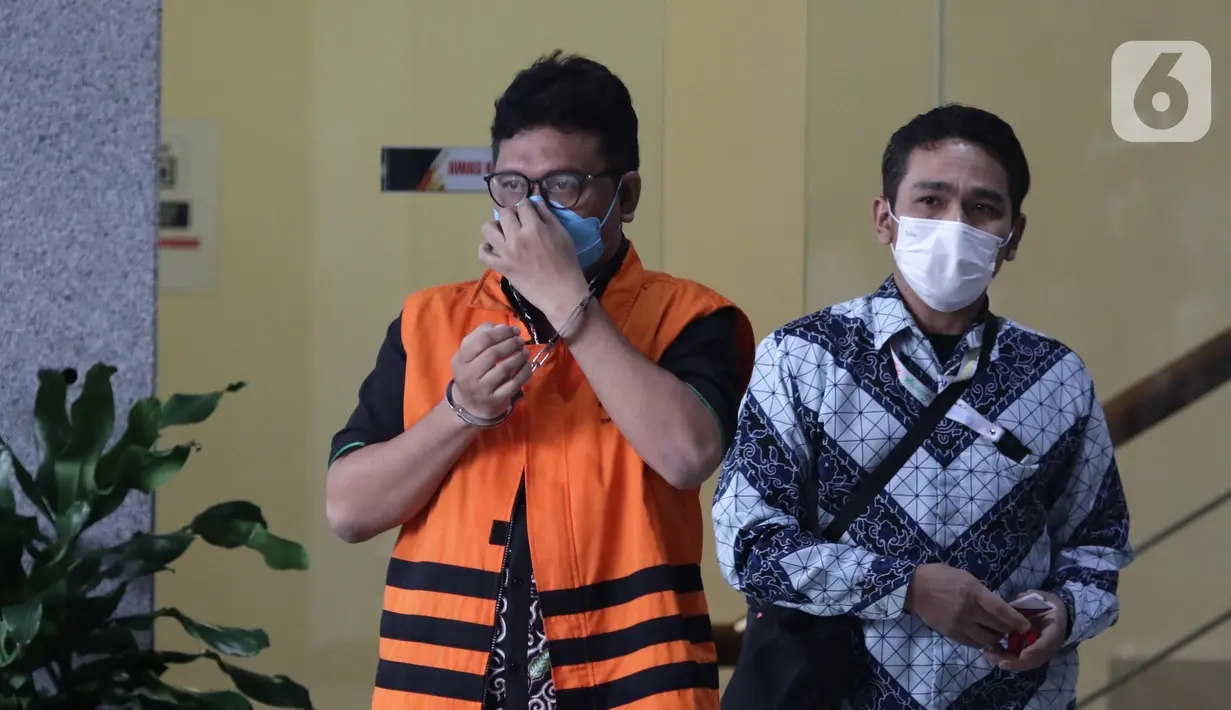 Pengusaha La Ode Muhammad Rusdianto usai menjalani pemeriksaan lanjutan di Gedung KPK, Jakarta, Jumat (22/7/2022). LM Rusdianto Emba, yang juga adik dari Bupati Muna La Ode Muhammad Rusman Emba diperiksa KPK sebagai tersangka dalam pengembangan perkara dugaan korupsi pengajuan dana PEN Kabupaten Kolaka Timur Tahun 2021. (Liputan6.com/Helmi Fithriansyah)