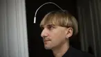 Artis cyborg Inggris-Irlandia kelahiran Spanyol dan aktivis transpesi Neil Harbisson, berpose di Mataro dekat Barcelona pada 23 September 2021. Neil Harbisson terkenal sebagai orang pertama di dunia yang memasang antena di tengkoraknya. (Josep LAGO / AFP)