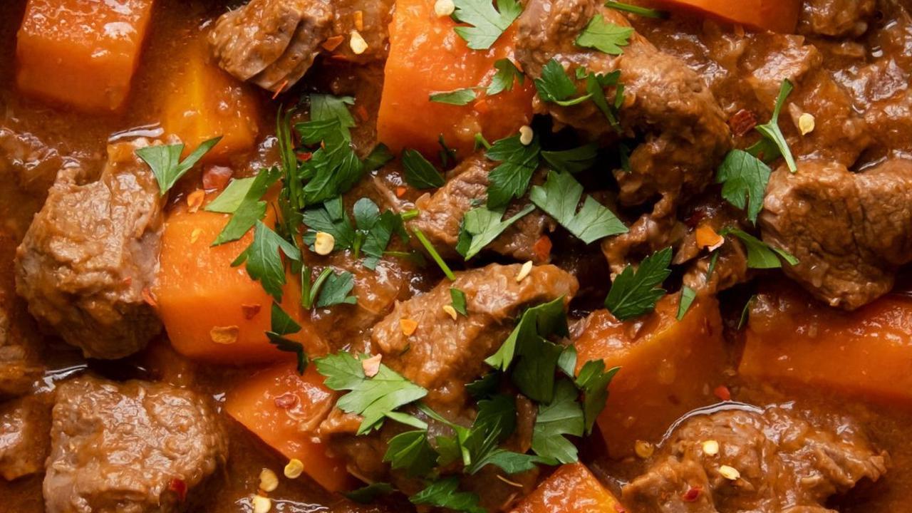 Selain itu, pastikan juga bahwa bahan-bahan yang digunakan bersih dan berkualitas baik serta masak makanan sampai benar-benar matang.<br>