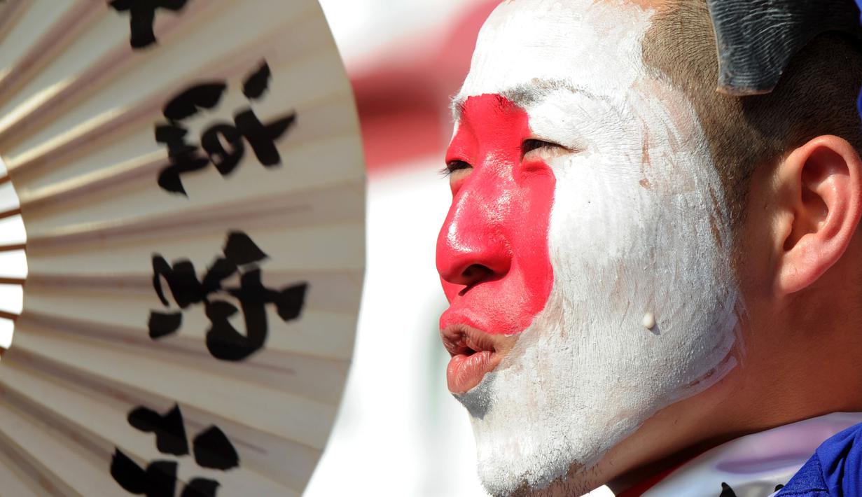 A Japan supporter cheers ahead of the England vs Japan Group B match of the FIFA women's football World Cup on July 5, 2011 in Augsburg, Southern Germany.  AFP PHOTO / CHRISTOF STACHE (Photo by Christof STACHE / AFP)