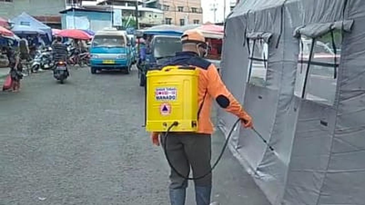 BPBD Kota Manado mendirikan, sekaligus mensterilkan tenda-tenda yang akan dipergunakan untuk rapid test massal.