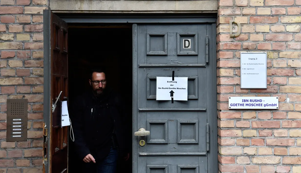 Seorang pria berada di pintu gereja Protestan St. Johannis yang diatasnya terdapat Masjid Ibnu Rushd-Goethe yang terletak di Berlin, Jerman (16/6). (AFP Photo/John Macdougall)