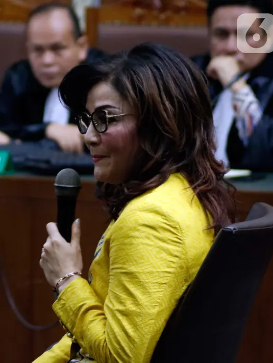Bupati Minahasa Selatan Christiany Eugenia Paruntu saat menjadi saksi pada sidang lanjutan dugaan suap/gratifikasi terkait kerjasama jasa pelayaran dengan terdakwa Bowo Sidik Pangarso di Pengadilan Tipikor, Jakarta, Rabu (2/10/2019). Sidang beragendakan keterangan saksi. (Liputan6.com/Helmi Fithrian