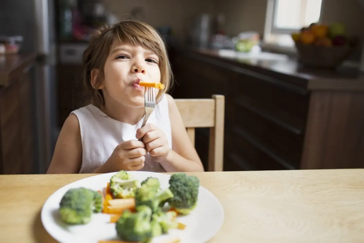 Gambar Ilustrasi Anak Makan Sayur-sayuran