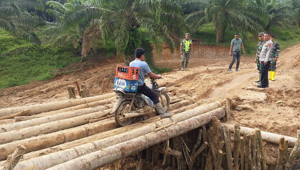 FOTO: TNI AD Rampungkan Jembatan Armco Pulihkan Akses Warga Aceh Timur