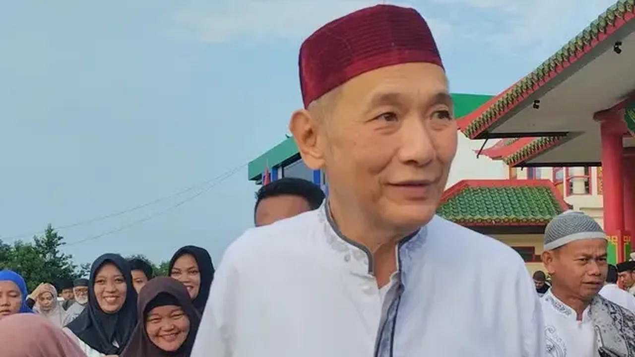 Presiden Jokowi telah meresmikan Tol Cisumdawu, Selasa 11 Juli. Sejumlah menteri, gubernur Jawa Barat dan bupati Sumedang juga hadir.

Rupanya ada cerita dari sang pemilik jalan tol Jusuf Hamka. Awalnya Jusuf menunggu Jokowi di pintu tol Ujung Jaya.