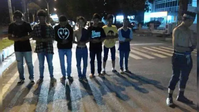Dianggap Hina Islam, 8 Remaja Alay Akting Salat di Jalan Raya!