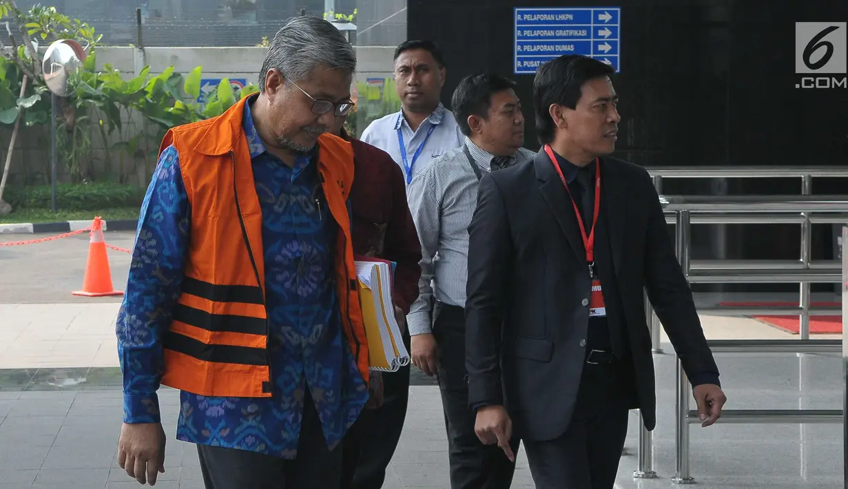 Gubernur Sulawesi Tenggara Nur Alam mengenakan rompi tahanan KPK berjalan memasuki gedung KPK, Jakarta, Jumat (21/7). Juru Bicara KPK saat dikonfirmasi menjelaskan, yang bersangkutan diperiksa sebagai tersangka. (Liputan6.com/Helmi Afandi)