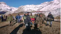 Puluhan orang dikhawatirkan terkubur di bawah bongkahan salju dan puing-puing longsor di Gunung Himalaya itu.