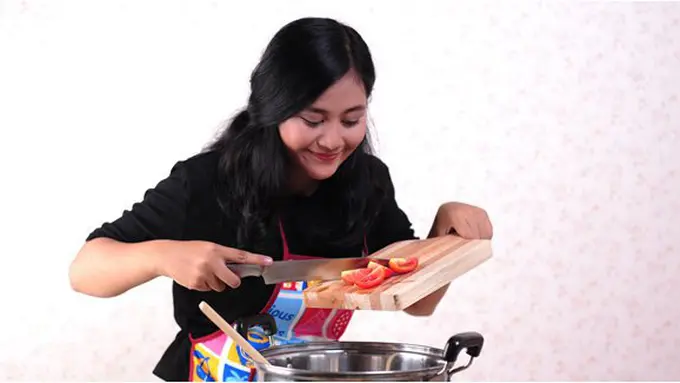 Menghangatkan sayur/Foto: copyright Dephotology (@kukuhphoto)