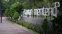 Suasana Taman Menteng yang sepi pengunjung karena ditutup di Jakarta, Selasa (3/11/2020). Masih tingginya kasus covid-19 menyebabkan sejumlah fasilitas umum dan fasilitas sosial di Ibu Kota belum beroperasi normal sejak ditutup selama beberapa bulan lalu. (Liputan6.com/Immanuel Antonius)