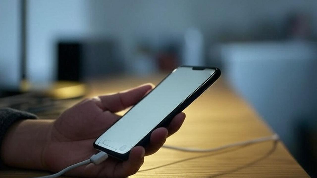 Apa yang Terjadi Jika Terlalu Sering Mengecas HP? Dampak Jangka Panjang yang Perlu Diketahui