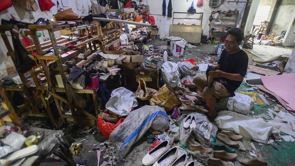 Permintaan Turun, Industri Sepatu Rumahan Kesulitan