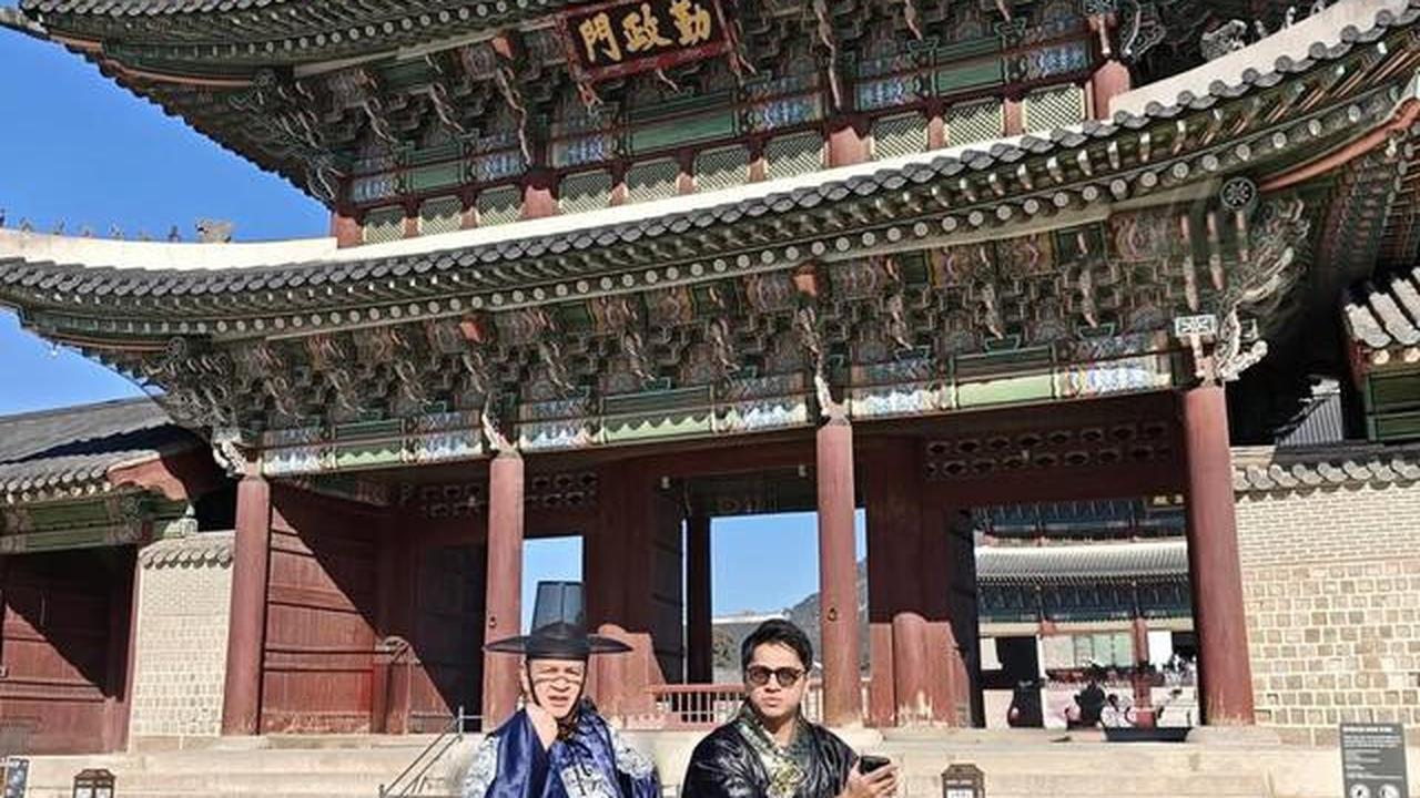 5 Potret Mikha Tambayong dan Deva Mahenra Pakai Hanbok saat Liburan ke Korea Selatan, Tampil Serasi