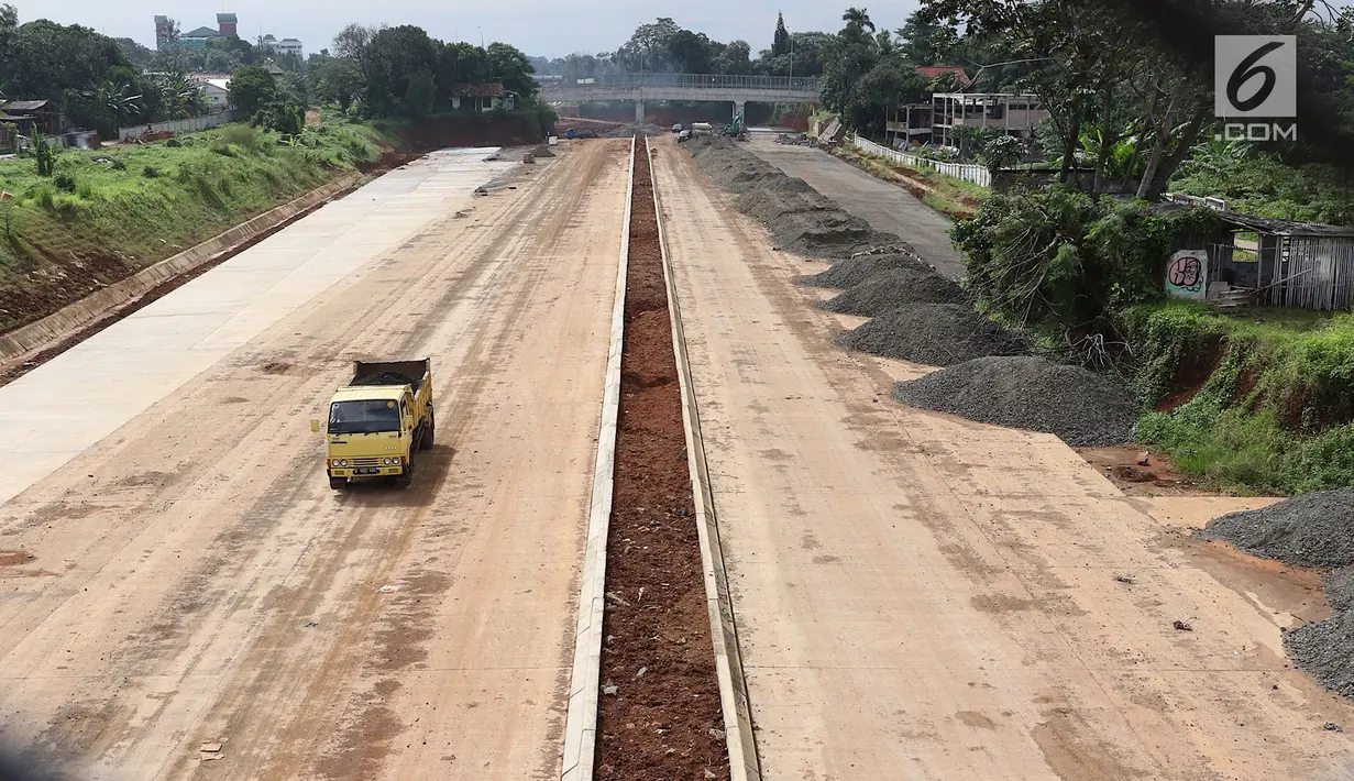 Suasana pengerjaan Jalan Tol Cijago di kawasan Depok, Jawa Barat, Senin (19/2). Pemerintah menargetkan ada 615 Km panjang tol yang beroperasi sepanjang tahun ini. (Liputan6.com/Immanuel Antonius)