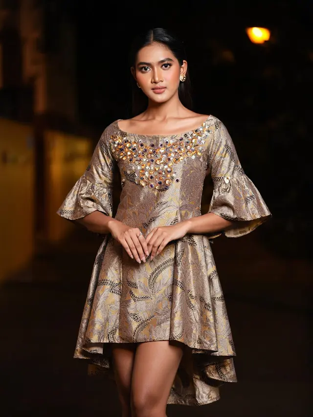 Batik Lengan Lonceng High-Low Modis untuk Pesta Malam