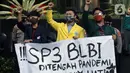 Mahasiswa yang tergabung dalam Aliansi BEM Seluruh Indonesia melakukan unjuk rasa di depan Gedung KPK, Jakarta, Jumat (9/4/2021). Mereka mempertanyakan penerbitan SP3 terkait kasus dugaan korupsi BLBI untuk Sjamsul Nursalim dan istrinya, Itjih Sjamsul Nursalim. (Liputan6.com/Helmi Fithriansyah)
