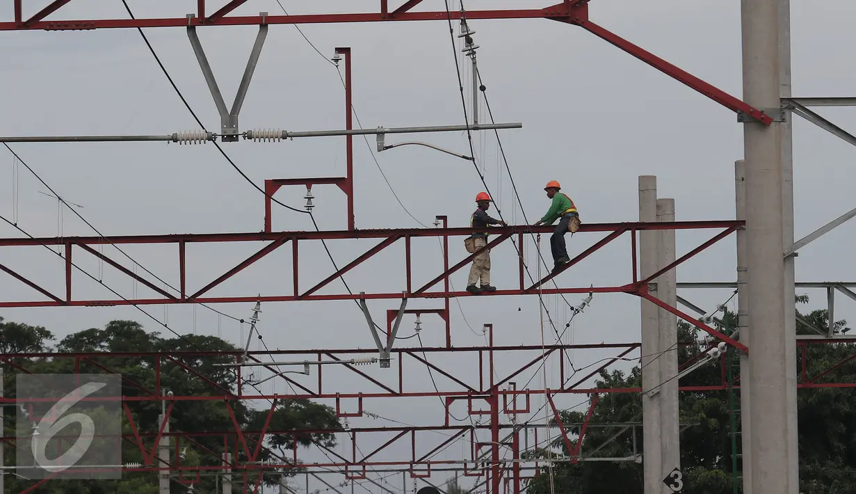 Pengembangan moda transportasi massal berupa KRL Comuter Line (CL), Jakarta-Cikarang, saat ini dalam tahap pengembangan elektrikal dan pembangunan stasiun pendukung di beberapa wilayah, Cikarang, Selasa (12/4). (Liputan6.com/Angga Yuniar)
