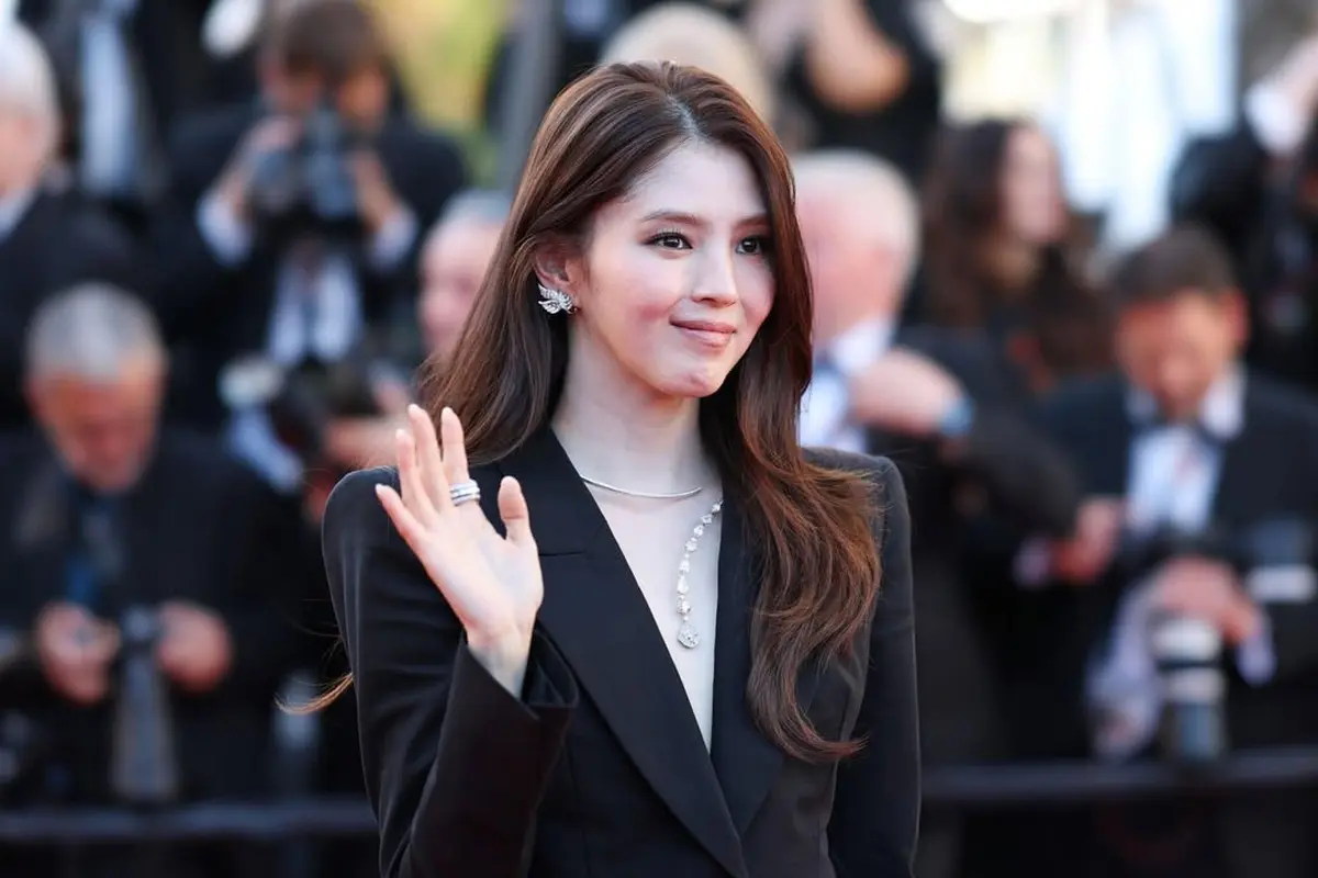 Gaya Fierce Han So Hee di Cannes 2026, Tampil Powerful dengan Blazer Hitam Dior
