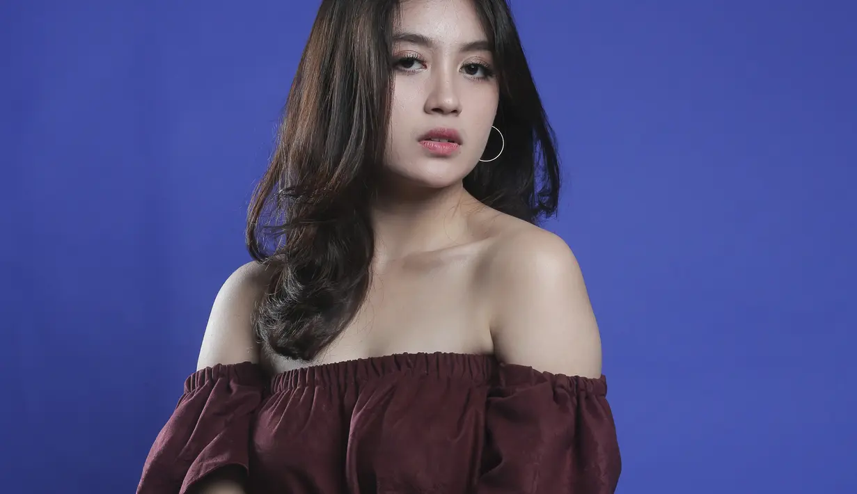 Nabilah Ayu ex JKT 48 berpose saat sesi foto bersama tim Kapanlagi di Studio KLY, Jakarta, Kamis (20/12). Kunjungan ini dilakukan dalam rangka promo film Mata Batin 2. (Kapanlagi/Budi Santoso)