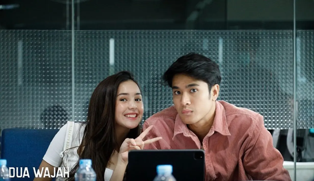 Ini adalah potret kebersamaan Beby Tsabina dan Yesaya Abraham saat proses reading. Proses reading dimulai pada November 2021, web series tersebut diketahui akan tayang pada tahun 2023. 2 tahun penantian, banyak penggemar yang ungkap tak sabar melihat akting Beby dan Yesaya. Sedari proses reading hingga promosi, kedekatan Beby dan Yesaya tak lepas dari perhatian. (Liputan6.com/IG/@duawajaharjuna)
