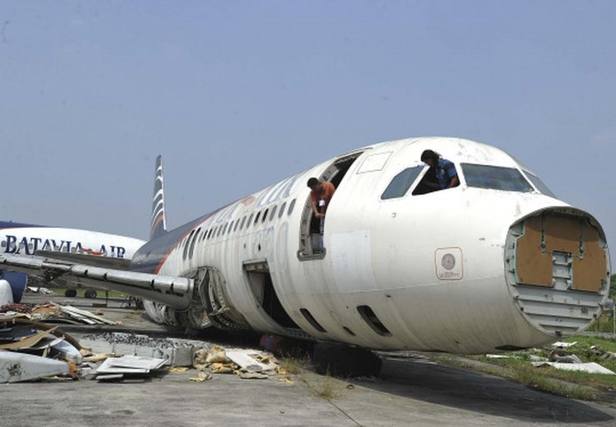 Mengintip pemotongan bangkai pesawat di Bandara Soekarno-Hatta